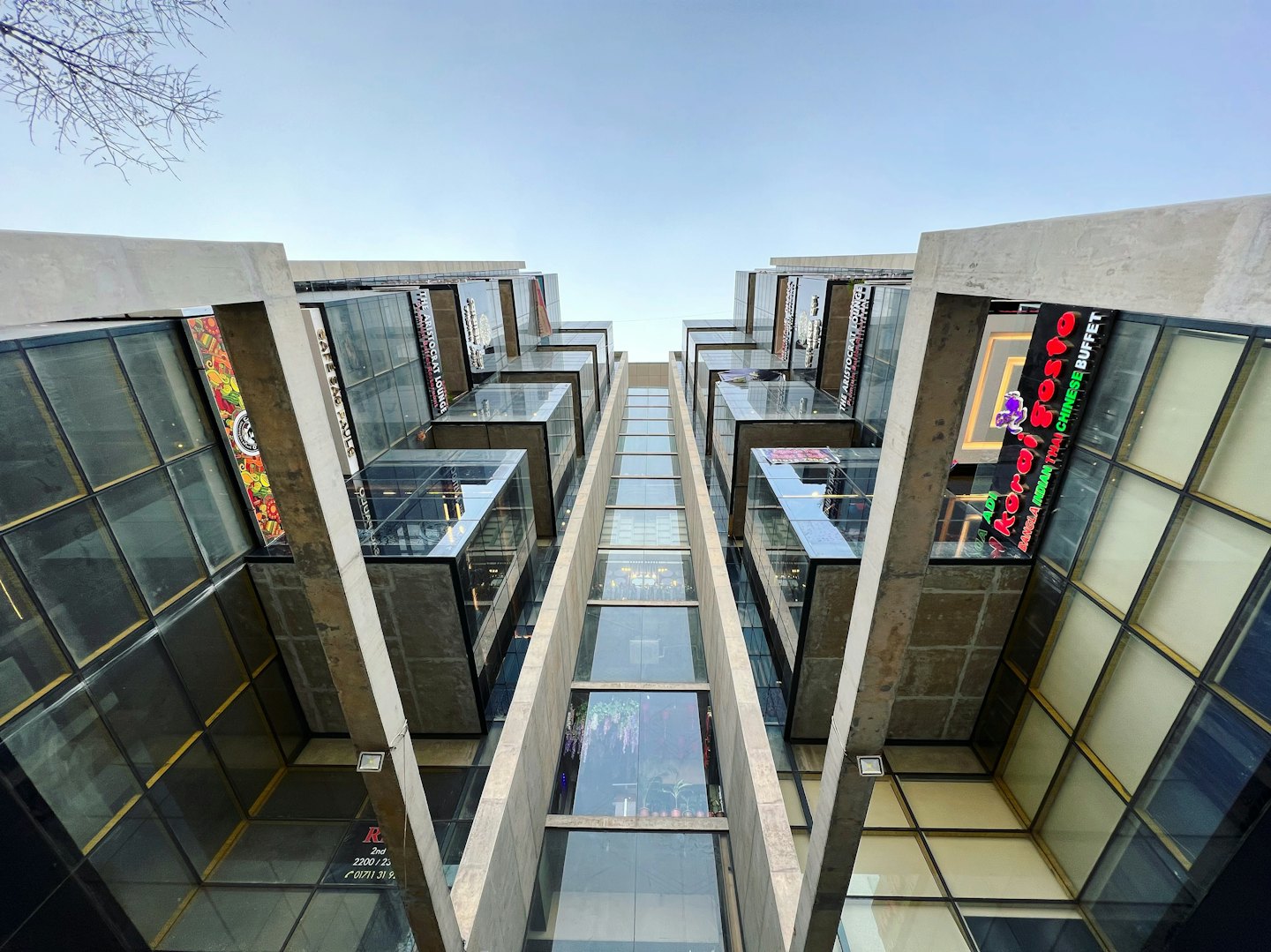 Modernes Geschäftsgebäude mit Glasfenstern und Firmenlogos.